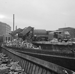 850488 Afbeelding van het storten van huisvuil in vuilnisschuiten in de Biltsche Grift op het Vaaltterrein te Utrecht.